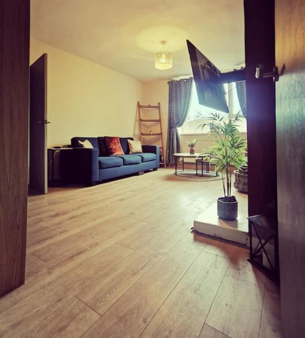 Entire 1 Bed Spacious Apartment, Private Balcony & Study Room Near City Whitehouse  Ngoại thất bức ảnh