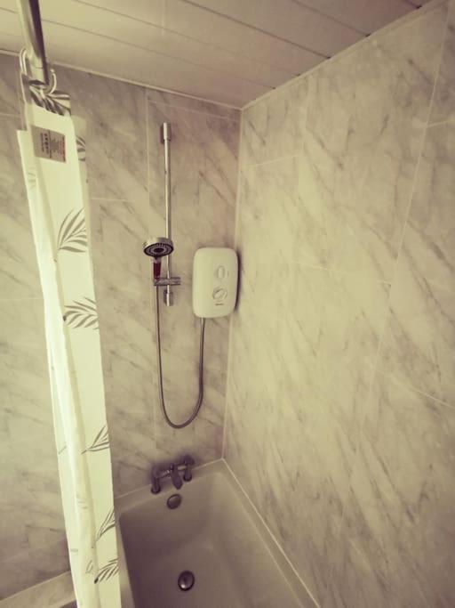 Entire 1 Bed Spacious Apartment, Private Balcony & Study Room Near City Whitehouse  Ngoại thất bức ảnh