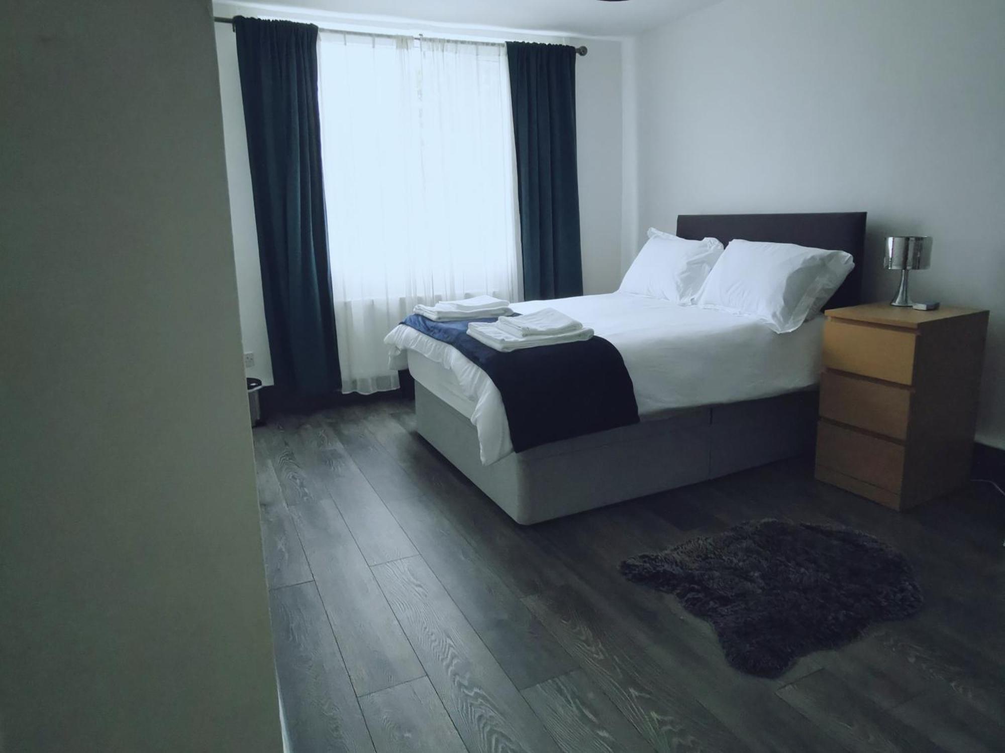 Entire 1 Bed Spacious Apartment, Private Balcony & Study Room Near City Whitehouse  Ngoại thất bức ảnh