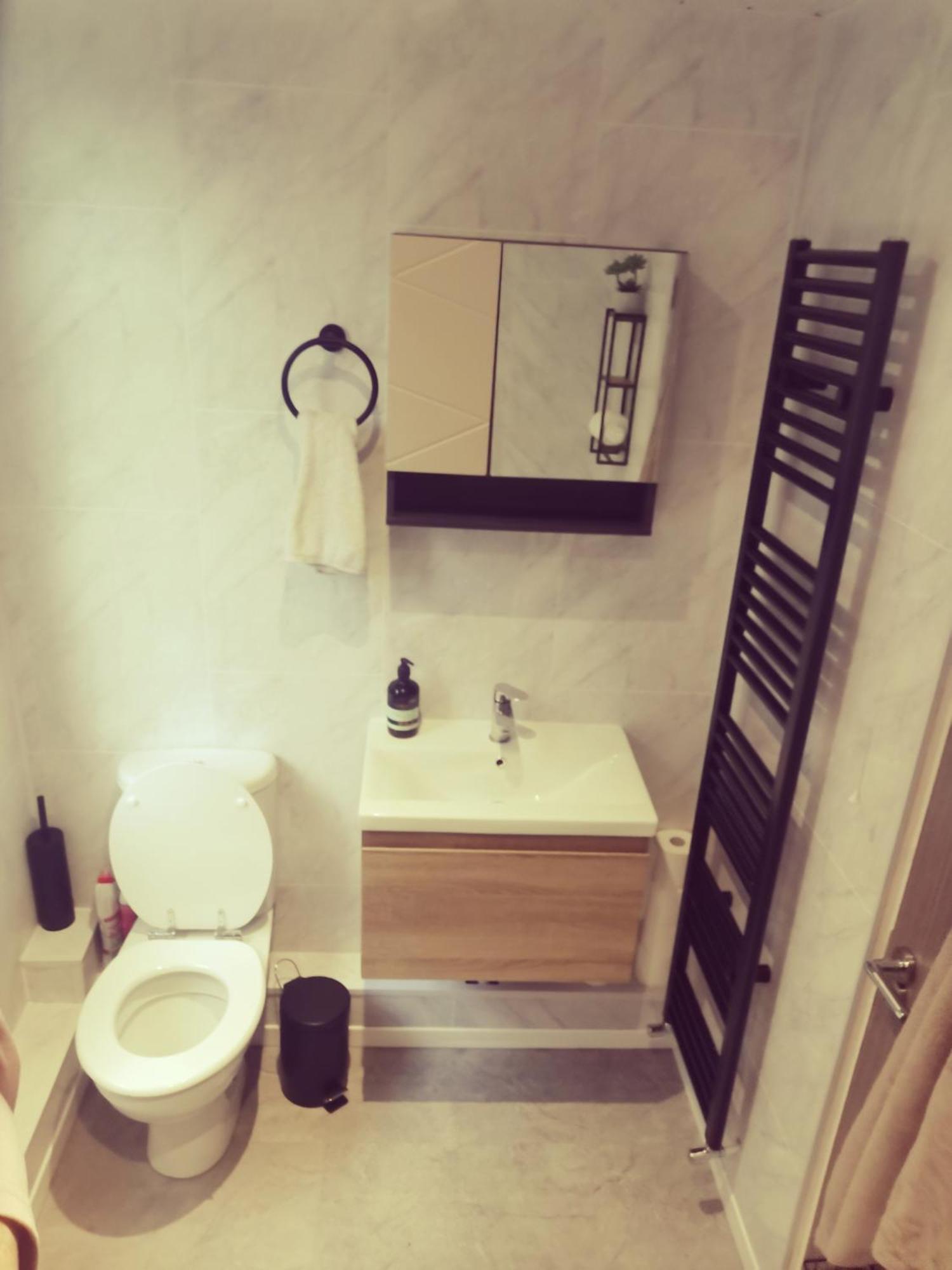 Entire 1 Bed Spacious Apartment, Private Balcony & Study Room Near City Whitehouse  Ngoại thất bức ảnh